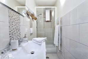 Shower, hair dryer, towels, shampoo - Santa Croce Cathedral by Mmega (Firenze)