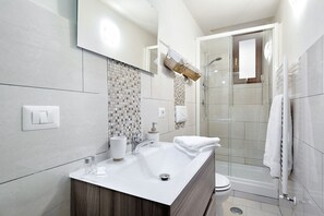 Douche, sèche-cheveux, serviettes fournies, shampoing