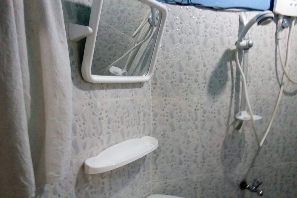 Douche, sèche-cheveux, peignoirs