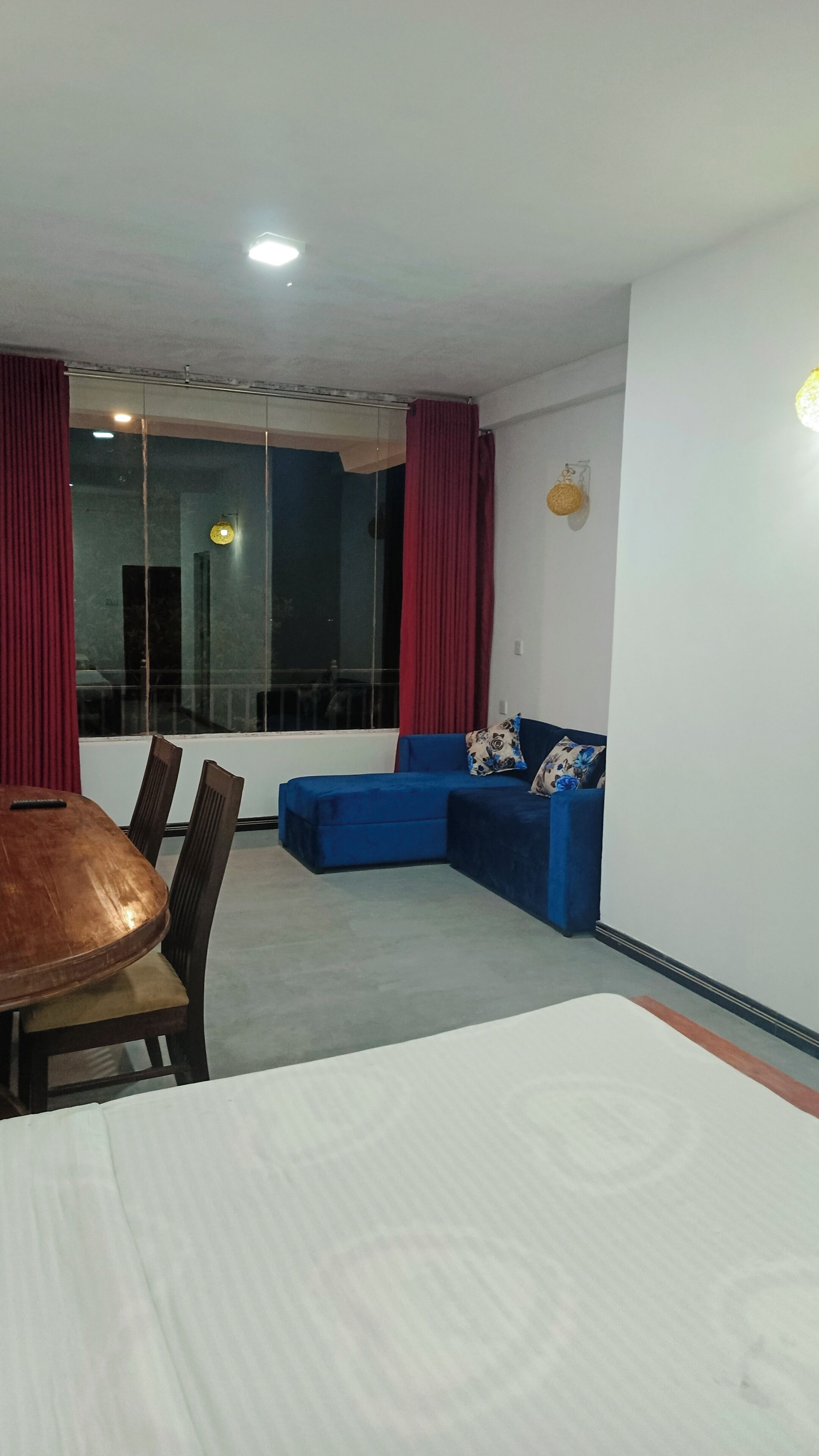 1 多间卧室、高档床上用品、办公桌、笔记本电脑工作区