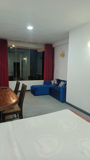 1 多间卧室、高档床上用品、办公桌、笔记本电脑工作区