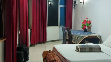 1 soverom, sengetøy av topp kvalitet og skrivebord