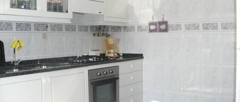 Frigorifero, microonde, forno, piano cottura