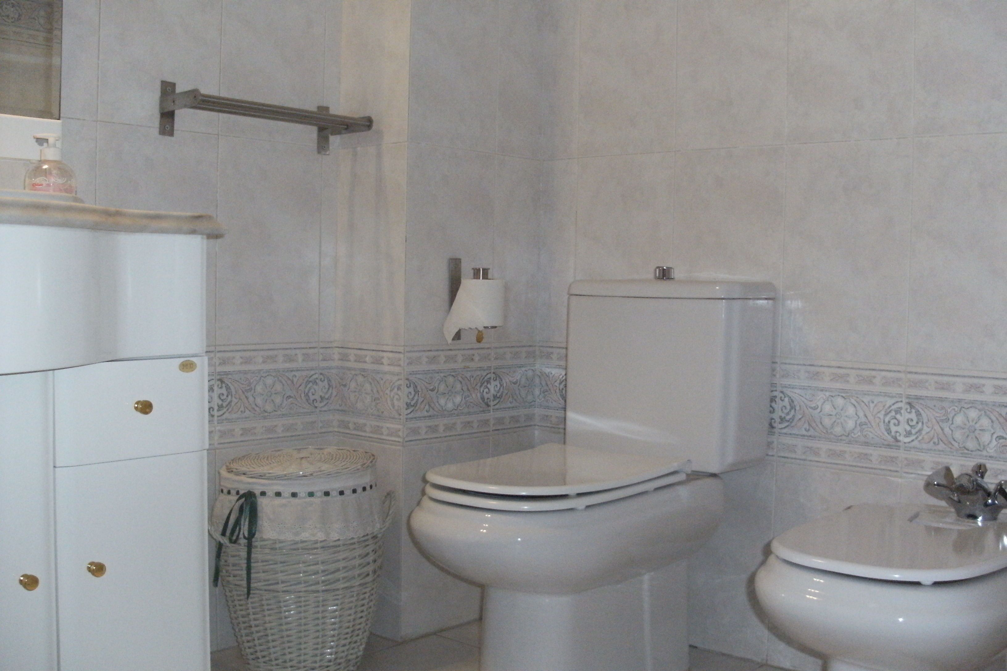 Ein Badezimmer mit Toilette, Bidet und Waschbecken.