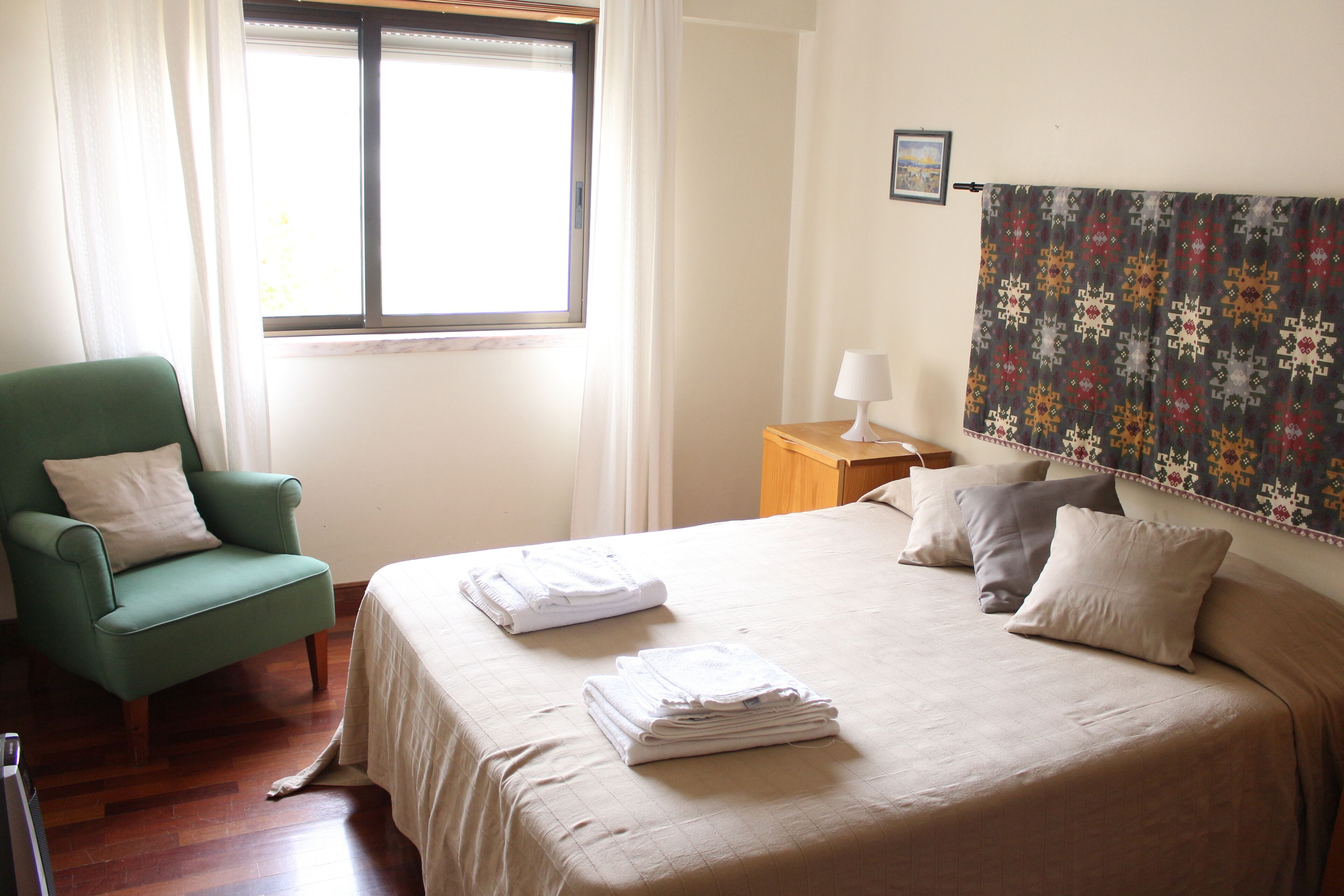 3 bedrooms, iron/ironing board, internet, bed sheets