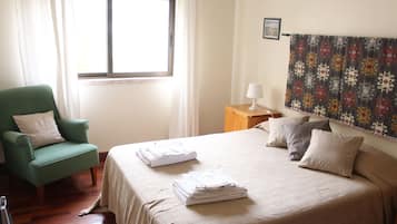 3 bedrooms, iron/ironing board, internet, bed sheets