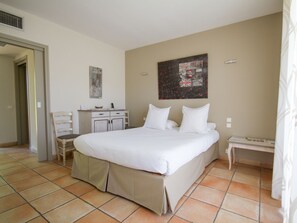 Coffres-forts dans les chambres, rideaux occultants