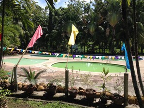 สระว่ายน้ำกลางแจ้ง