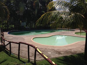 สระว่ายน้ำกลางแจ้ง