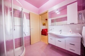 Douche, séchoir à cheveux, bidet, serviettes fournies