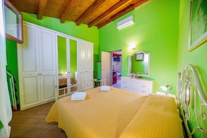 1 habitación, tabla de planchar con plancha, cuna de viaje y wifi