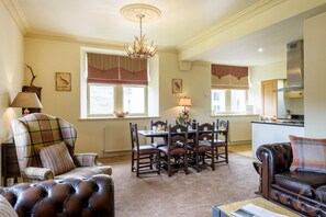 Télévision, lecteur de DVD, table de tennis de table, livres