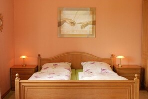 1 bedroom, bed sheets