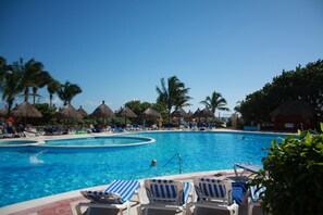 Alberca techada y alberca climatizada