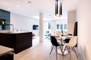 Apartment, 2 Bedrooms, Non Smoking | In-room dining