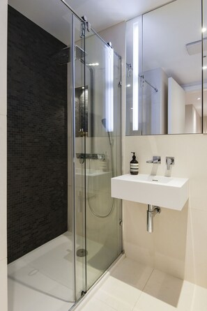Apartment, 2 Bedrooms, Non Smoking | Bathroom | Free toiletries, hair dryer, slippers, towels - London Home 718, Rent Your Dream Holiday Home in One of London’s most Prestigious Areas (London)