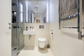 Apartment, 2 Bedrooms, Non Smoking | Bathroom | Free toiletries, hair dryer, slippers, towels - London Home 718, Rent Your Dream Holiday Home in One of London’s most Prestigious Areas (London)