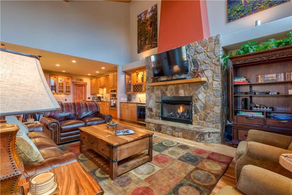 Luxury House | Living area | LCD TV