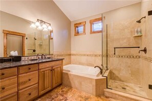 Luxury House | Bathroom | Towels, shampoo - Emmett's Overlook (Breckenridge)