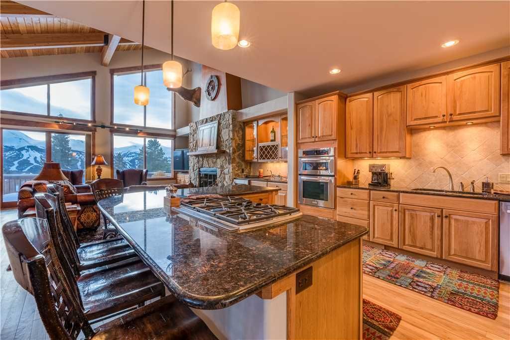 Luxury House | Private kitchen | Full-sized fridge, microwave, oven, stovetop