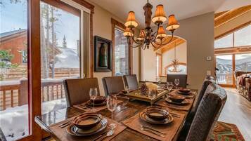 Luxury House | In-room dining