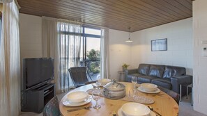Smart TV, DVD player, stereo - Absolute lakefront, stunning position right in Jindabyne (Jindabyne)