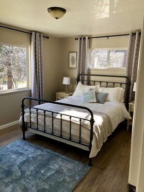 4 عدّة غرف نوم ومكواة/لوح كي وواي فاي وملاءات أسرّة