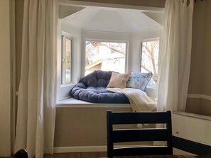 TV, fireplace, books - 4BD/1BA Large Remodeled Home 50 Yards to River! (Dunsmuir)