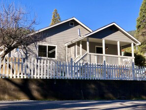 Exterior - 4BD/1BA Large Remodeled Home 50 Yards to River! (Dunsmuir)
