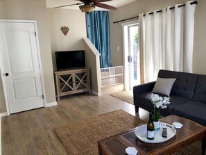 تلفزيون، مدفأة، كُتُب