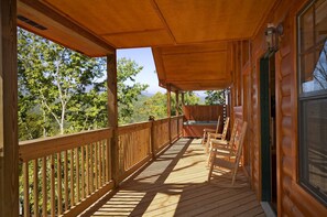 Property grounds - SPACIOUS NEW CABIN -2 King Suites -Hot Tub - WiFi - MOUNTAIN VIEWS -POOL- RESORT (Pigeon Forge)