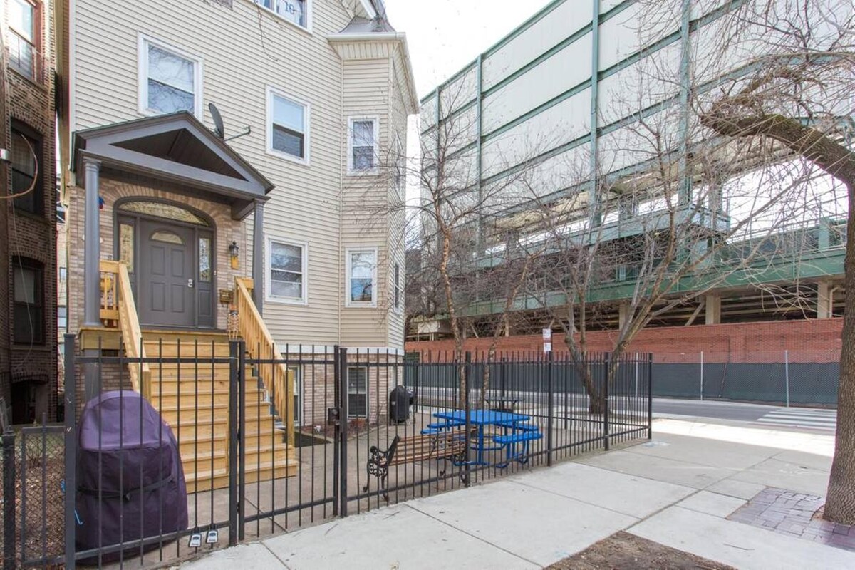 New 3BR Residence Adjacent to Wrigley Field - Outdoor Patio - BBQ Grill