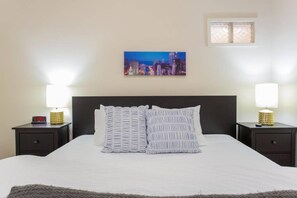 3 室のベッドルーム、アイロン / アイロン台、WiFi、ベッドシーツ