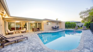 A heated pool - WatersEdge: Lakefront Fishing-Saltwater Pool-GameRoom (Weston)