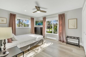 4 bedrooms, desk, iron/ironing board, free WiFi - WatersEdge: Lakefront Fishing-Saltwater Pool-GameRoom (Weston)