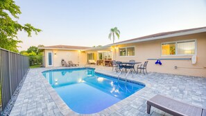 A heated pool - WatersEdge: Lakefront Fishing-Saltwater Pool-GameRoom (Weston)