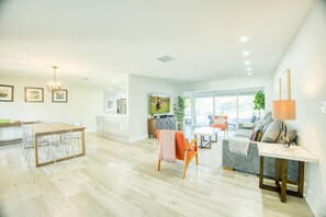 Interior - WatersEdge: Lakefront Fishing-Saltwater Pool-GameRoom (Weston)