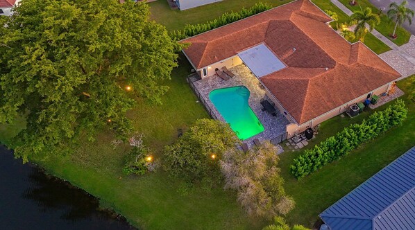 Exterior - WatersEdge: Lakefront Fishing-Saltwater Pool-GameRoom (Weston)