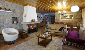 Télévision, cheminée, baby-foot