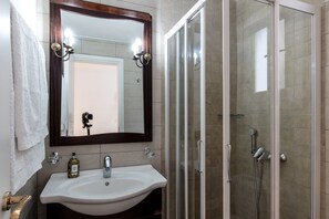 Villa, toegang tot zwembad, uitzicht op zee (Naxos Eye) | Badkamer | Een douche, milieuvriendelijke toiletartikelen, een haardroger