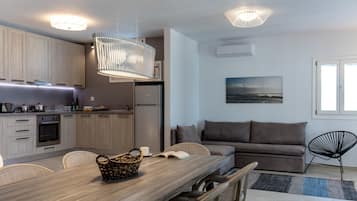 Villa, Poolzugang, Meerblick (Kouros) | Wohnbereich | Flachbildfernseher