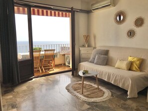 Télévision, livres, chaîne hi-fi, espaces bureaux