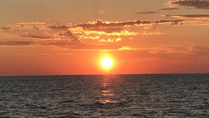 A sunset over the ocean with clouds in the sky. - Magnificent sea view More than 50 star reviews from my hosts !!! (Ajaccio)