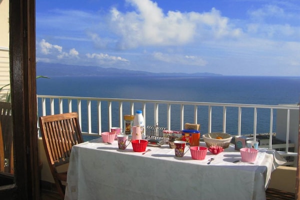 Pour déjeuner au calme vue magique sur la mer