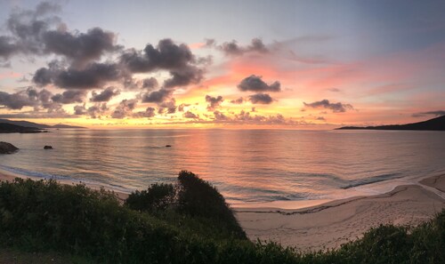 Grand studio vue mer splendide + parking privé. Plage de Barbicaja 8 min. 