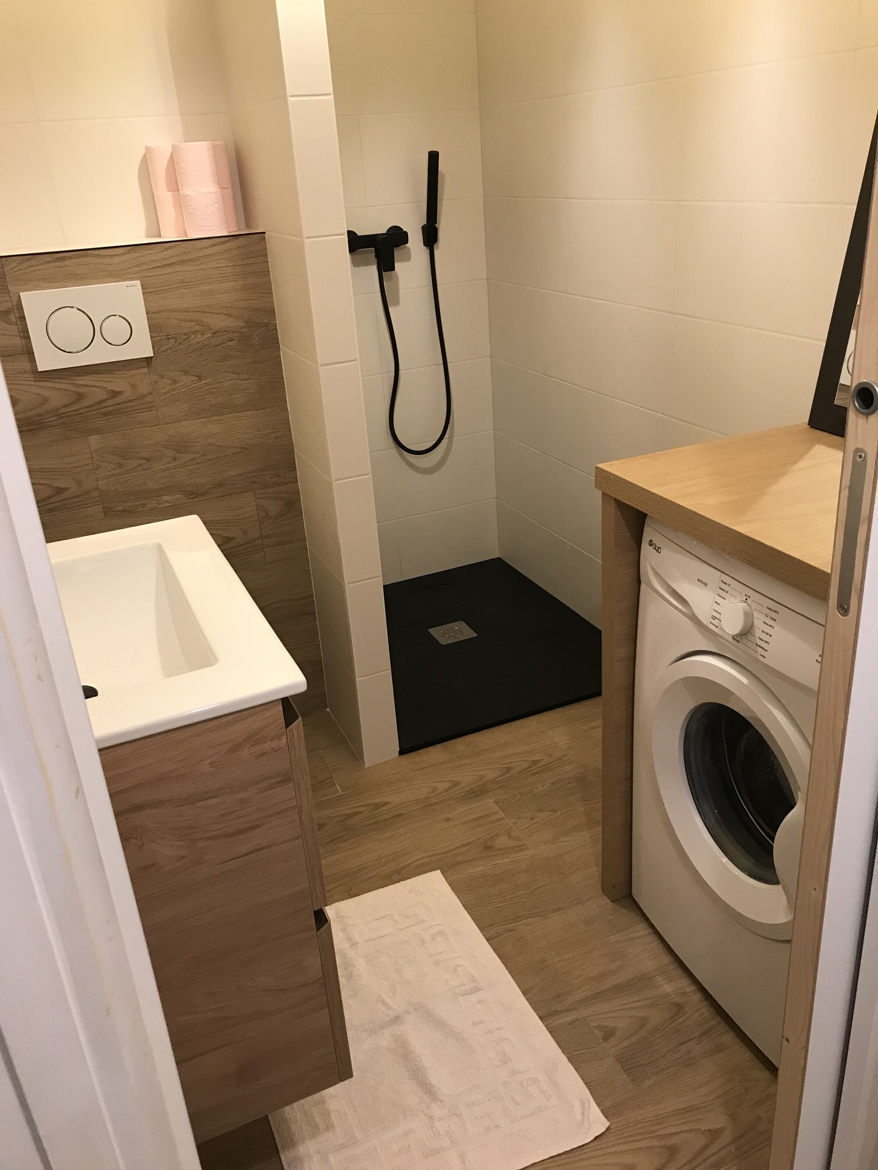 Salle de bains avec douche à l’italienne et machine à laver
