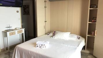 1 slaapkamer, een bureau, een strijkplank/strijkijzer, wifi