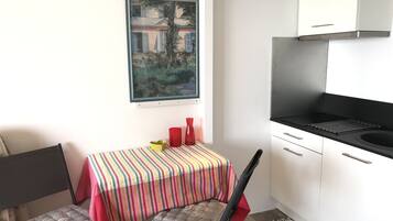 Refrigerador, microondas, parrilla de estufa y cafetera y tetera