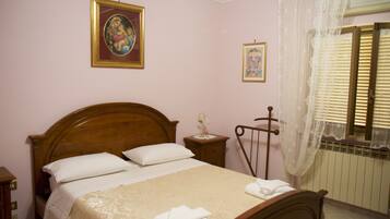 3 bedrooms, desk, iron/ironing board, travel crib