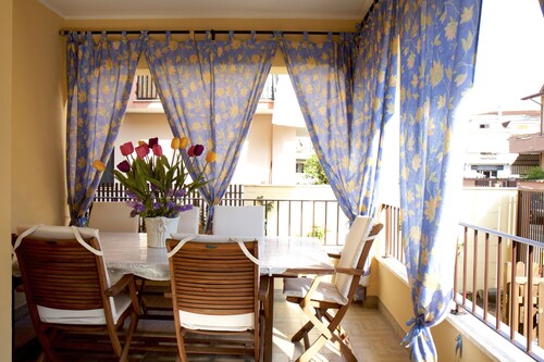 Domus Palombi - Large apartment 200 m from the station and 700 m from the sea